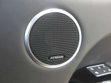 英国の老舗オーディオブランド「MERIDIAN」のサラウンドサウンドシステムを搭載。低音から高音までをクリアに再現し車内に臨場感溢れる音響空間を提供。