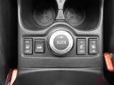 センターコンソールにはドリンクホルダーが装備されています。中央には4WDの切り替えダイヤル式のスイッチ、左右にはシートヒーターのスイッチが装備されています。