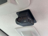 ドライブレコーダー付きですので、万一のとき記録に残せます。前方だけでなく車内も映しているので安心です。
