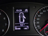 メーター中央のインジゲーターに燃費や残りガソリンでの走行可能距離などの情報が表示させることが出来ます。