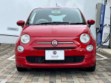 【FIAT500】丸みを持たせたボディと大小4灯の丸目ランプ、小動物の鼻先を模したように前へせり出したフロントマスクが造り出す、何とも愛らしいルックス。世界中で最もキュートなクルマとして不動の人気を誇ります。