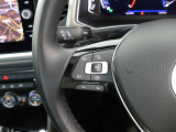 このハンドルのボタンはクルーズコントロールの設定用のボタンです。巡行中の速度調整、前車との追従の車間調整をボタンで操作します。前車に合わせて減速、停止まで制御!!安心、安全なドライブが可能となります。