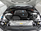 直列4気筒BMWツインパワー・ターボ・エンジン。出力135kW〔184ps〕/5000rpm(カタログ値)、トルク300Nm〔30.6kgm〕/1350-4,000rpm(カタログ値)♪