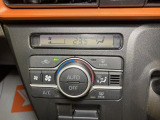 車内の温度を一定に保ちやすいオートエアコンです♪液晶パネル付きで、操作のし易いプッシュ式のパネルです♪