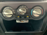 マニュアルエアコンは簡単な操作で操作ができます。ETC車載器もここに位置しておりカードも挿入しやすくなっています。