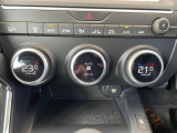 【デュアルオートエアコン】運転席・助手席で温度の調節ができます。いつでも快適にお乗り頂けます!
