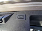 【パワーテールゲート】ボタン一つで楽に開閉が可能です。SUVのカテゴリーの車両となりますが、この装備の有無で毎日の買い物などの、利便性が向上いたします。