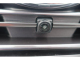 フロントグリルに装着されたカメラの映像を、マルチファンクションディスプレイに表示。死角を低減し、安全運転をアシストします。