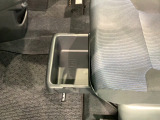 助手席のシート下には便利な収納スペースがあります。