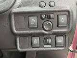 ★運転席の右下にある各ボタンは安全のためONでのご使用をおすすめしております。衝突軽減ブレーキ・踏み間違い防止装置・横滑り防止装置・車線逸脱警報などのON・OFFを手動で操作出来ます★