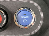 システムタートボタンです。キーが車内にあれば、エンジンの始動・停止はブレーキを踏んでスイッチを押すだけ!キーを取り出す手間を省き、ワンプッシュでエンジンを操作するので簡単でスムーズです。