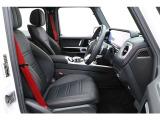 ブラックの内装にレッドのステッチ、シートベルトがオプションで選択されており、上品且つスポーティーなデザインになっております。