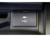 スマホやiPodを直接カーオーディオに接続し、音楽を高音質で楽しめるAUXを装備。iPhoneやスマホを繋いで音楽を再生したり、充電などに便利なUSBポートも装備。車内にあると便利なアイテムですね!