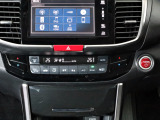 左右独立温度コントロール式フルオート・エアコンディショナー。運転席と助手席それぞれで温度調節が可能です。プラズマクラスター技術搭載で車内の空気にも配慮しています。