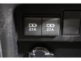 USBポートが装備されています。iPhoneやスマホの充電など、車内にあると便利なアイテムのひとつですね!電源が複数あるとコードを差替える面倒もなく楽ですよ。USBポートは後席にも装備されています。