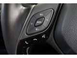 ステアリングスイッチでハンズフリー電話や音声認識、オーディオ操作やインフォメーションディスプレイ内の表示切替えが出来ます。走行中に視線を逸らさず出来る手元操作は安全運転につながります。