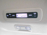 前後で温度の調節が出来るダブルエアコンを搭載。運転席からでも、セカンドシートからでも温度の調節が可能です!