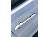 キーを使わずにクルマのドアを開け、エンジンを始動させることが可能な「コンフォートアクセス」 ドアノブの内側に手をいれるとドアが解錠され、ドアノブ端の凹凸がある部分に触れるとドアが施錠されます。