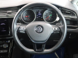 Volkswagen全車共通の上質な本革を使用した手触りのしっとりとしたステアリングです。唯一素肌が触れるハンドルは上位モデルと同じ握り心地になっております。v