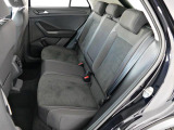 セカンドシートはフロントシートよりも少し高く設置され、疲れにくく、安全に同乗できる設計となっております