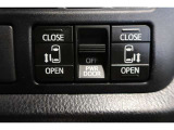 両側電動スライドドアのスイッチ付です。車内からもスイッチひとつで楽にドアの開閉が可能です。電動なので開閉時に力を使う必要がなく、半ドアになることもありません!