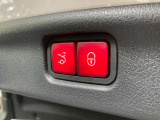 ステアリングボタンは、使いやすいデザインでございます。ステアリング付近のレバーや、ステアリングボタンで追従機能の操作も可能でございます。
