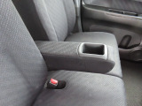 【運転席側のアームレスト】フロント座席はアームレスト付きです。肘を置いてゆったりとした姿で運転できます。ドリンクホルダーがついています。