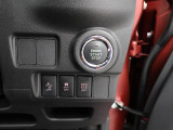 プッシュボタンスタート:かばんやポケットからキーを出さなくてもブレーキを踏んでボタンを押せばエンジンスタート。お車をスマートに発進させられます。