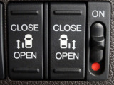 運転席からもスライドドアをボタン操作でスピーディーに開閉できます!またスマートキーでも操作できるので便利です。