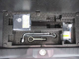 トランク下部には、パンク修理剤が入っています。
