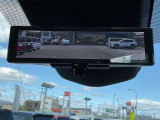 インテリジェントルームミラーは、車両後方のカメラ映像をミラー面に映し出すので、同乗者や積み荷などの車内状況や、天候などに影響されずいつでもクリアな後方視界が得られます。