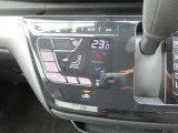 車内の温度を快適に保つ、便利なタッチパネル式オートエアコン。
