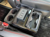運転席と助手席の間にはカップホルダーと小物置き場・携帯充電に便利なUSB差込口が付いてます。