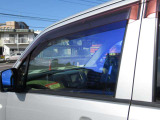 運転席ガラス・助手席ガラスに人気のゼノン2ゴーストフィルムを貼りました!!太陽の光で外から見ると綺麗に発色します!車内からの視認性はノーマル状態とほぼ変わりありません。