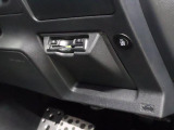 ETC車載器はディーラーオプションの専用ビルトインカバーを使って装着してあります 配線が見えず車内がスッキリする取り付け方法なのが嬉しいですね♪※別途セットアップ料金を頂戴します