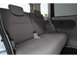 リヤシートです。 頭上空間がたっぷりあり、前席との間隔も広くゆったりと座れます