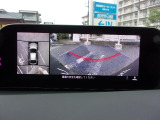 360°ビューモニター搭載!車両上方から見たトップビューや、フロントビュー、リアビュー、左右サイドビューの映像をディスプレイに表示し、安全確認をサポートします!
