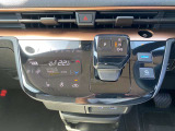 EV用シフトレバーです。e-ペダル・パーキングアシスト付です.エアコン操作パネル下には、ハンドルヒーター、運転席シートヒーターのスイッチが並んでいます.