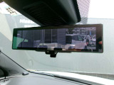 インテリジェント・ルームミラー。ルームミラーに、リヤカメラの車両後方映像を表示。世界初の新技術で、荷物や人で見えづらかった後方視界がクリアに!
