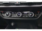 プラズマクラスター技術搭載フルオートエアコンを装備。車内の温度設定だけでなく空気清浄や脱臭などの効果を発揮して車内は快適空間♪