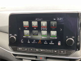 EV専用NissanConnectナビゲーションシステム(地デジ内蔵)(9インチワイドディスプレイ、ハンズフリーフォン、VICS(FM多重)、ボイスコマンド、Bluetooth対応、USB接続、AM/FMラジオ、NissanConnect