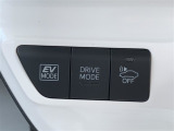 「EVモード」:駆動用電池を使用し電気モーターを駆動させて走行するモードです。