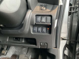 運転席右下にる操作スイッチ、ヘッドライト自動切換え、リヤ左側のスライドドアの自動開閉が出来ます。