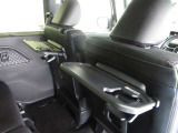 運転席・助手席シートバックテーブル(買い物フック付)カップホルダーを完備