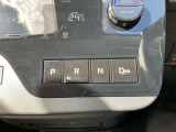 スイッチ方式のシフトは、インパネ周りの突起物をなくし、運転席から助手席へのサイドスルーを簡単にします。