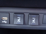 座席のシートを温めるシートヒーター!その温かさは一度経験したら欠かすことができません!エアコンで乾燥しやすい車内も防ぐ事ができます!