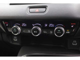 ダイヤルを回して細かい温度調節が出来るフルオートエアコンを装備!運転席・助手席それぞれで調節が可能なので車内を過ごしやすくします♪