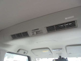 ルーフに取り付けたファンで風を後席にも送風。空気を効率的に循環させることで室内空間の温度を均等に保ちます。エアコンを使わないときも心地よく過ごすことができます。