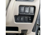 運転席右下操作スイッチ。助手席側オートスライドドア、アイドリングストップOFFスイッチなどが付いてます。