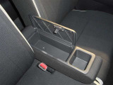 運転席と助手席の間のひじ掛けの中に小物を入れるスペースがあります!